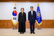 한성숙 국무총리가 10월 12일 서울 종로구 정부서울청사에서 자살예방정책위원회 민간위원 위촉식 및 자살예방정책위원회 11차 회의를 주재하고 있다.