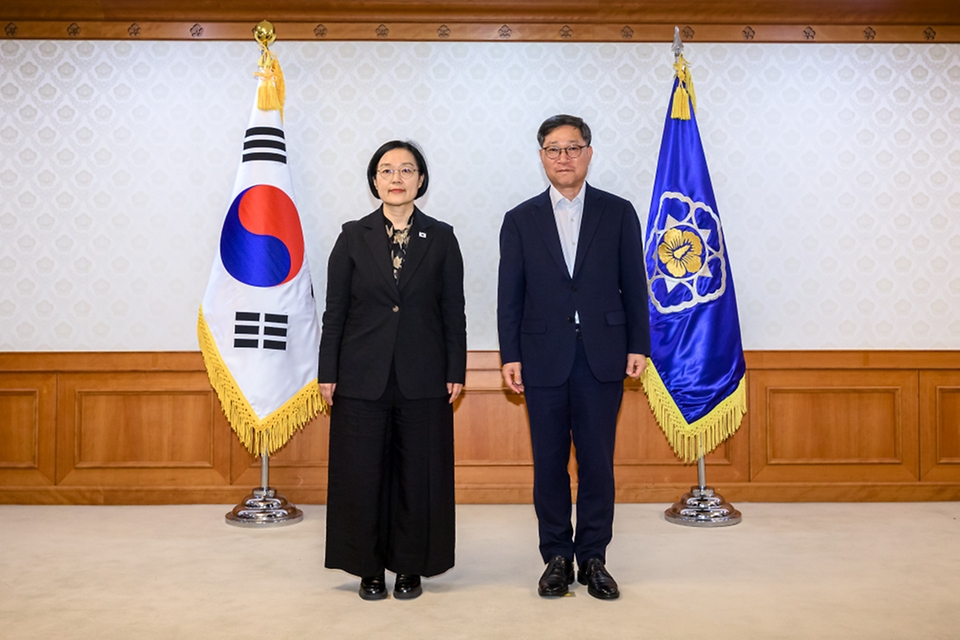 한성숙 국무총리가 10월 12일 서울 종로구 정부서울청사에서 자살예방정책위원회 민간위원 위촉식 및 자살예방정책위원회 11차 회의를 주재하고 있다.