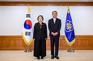 한성숙 국무총리가 10월 12일 서울 종로구 정부서울청사에서 자살예방정책위원회 민간위원 위촉식 및 자살예방정책위원회 11차 회의를 주재하고 있다.
