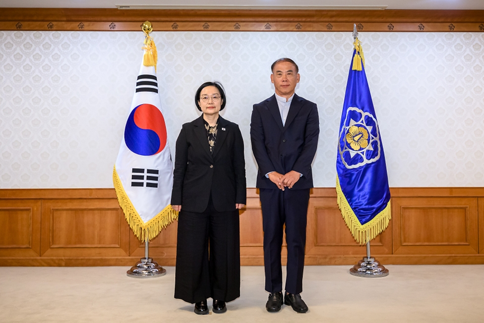 한성숙 국무총리가 10월 12일 서울 종로구 정부서울청사에서 자살예방정책위원회 민간위원 위촉식 및 자살예방정책위원회 11차 회의를 주재하고 있다.