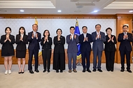 한성숙 국무총리가 10월 12일 서울 종로구 정부서울청사에서 자살예방정책위원회 민간위원 위촉식 및 자살예방정책위원회 11차 회의를 주재하고 있다.