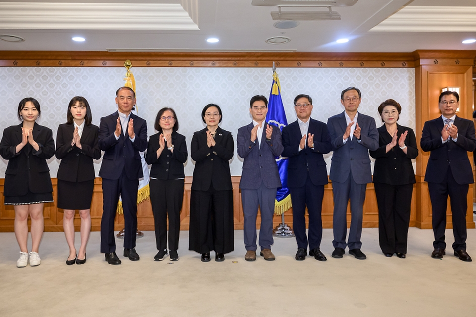 한성숙 국무총리가 10월 12일 서울 종로구 정부서울청사에서 자살예방정책위원회 민간위원 위촉식 및 자살예방정책위원회 11차 회의를 주재하고 있다.