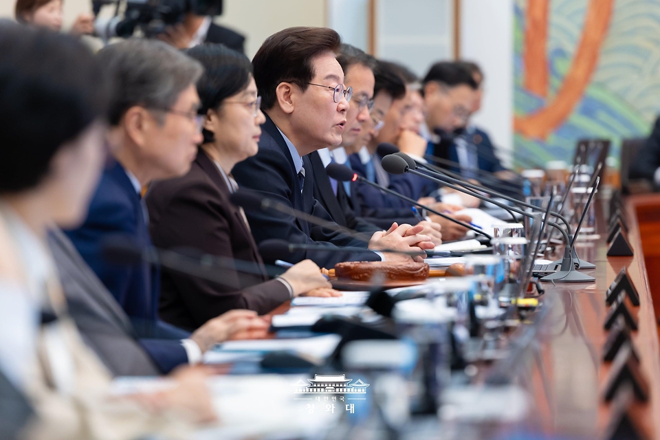 이재명 대통령이 10월 13일 청와대에서 열린 국무회의에서 발언하고 있다.