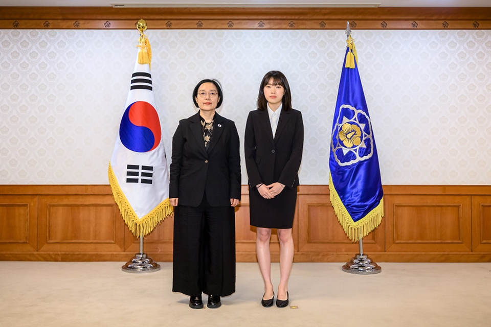 한성숙 국무총리가 10월 12일 서울 종로구 정부서울청사에서 자살예방정책위원회 민간위원 위촉식 및 자살예방정책위원회 11차 회의를 주재하고 있다.