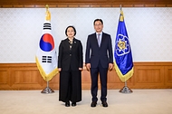 한성숙 국무총리가 10월 12일 서울 종로구 정부서울청사에서 자살예방정책위원회 민간위원 위촉식 및 자살예방정책위원회 11차 회의를 주재하고 있다.