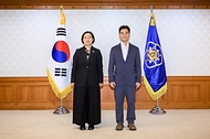 한성숙 국무총리가 10월 12일 서울 종로구 정부서울청사에서 자살예방정책위원회 민간위원 위촉식 및 자살예방정책위원회 11차 회의를 주재하고 있다.