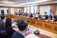 한성숙 국무총리가 10월 12일 서울 종로구 정부서울청사에서 자살예방정책위원회 민간위원 위촉식 및 자살예방정책위원회 11차 회의를 주재하고 있다.