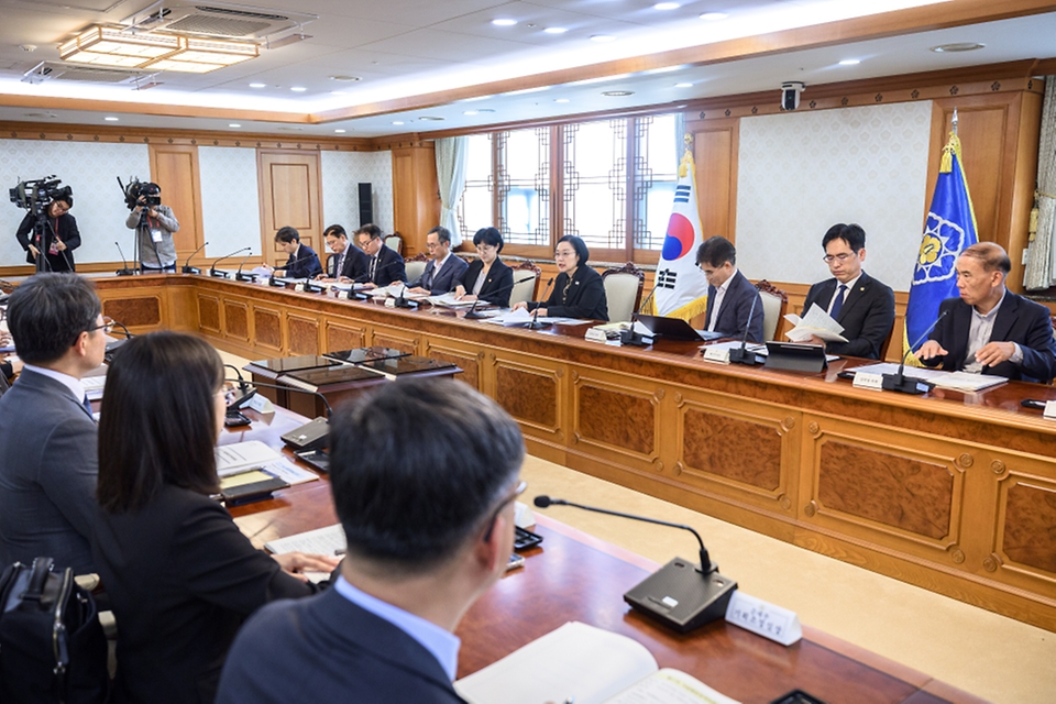 한성숙 국무총리가 10월 12일 서울 종로구 정부서울청사에서 자살예방정책위원회 민간위원 위촉식 및 자살예방정책위원회 11차 회의를 주재하고 있다.