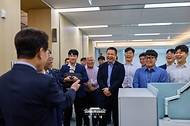 이재명 대통령이 10월 13일 부산 HMM을 찾아 직원들을 격려하고 있다.