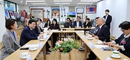 최교진 교육부 장관이 10월 13일 재한몽골학교를 방문하여 학생들을 격려하고, 학교 관계자들과 차담회를 하고 있다.