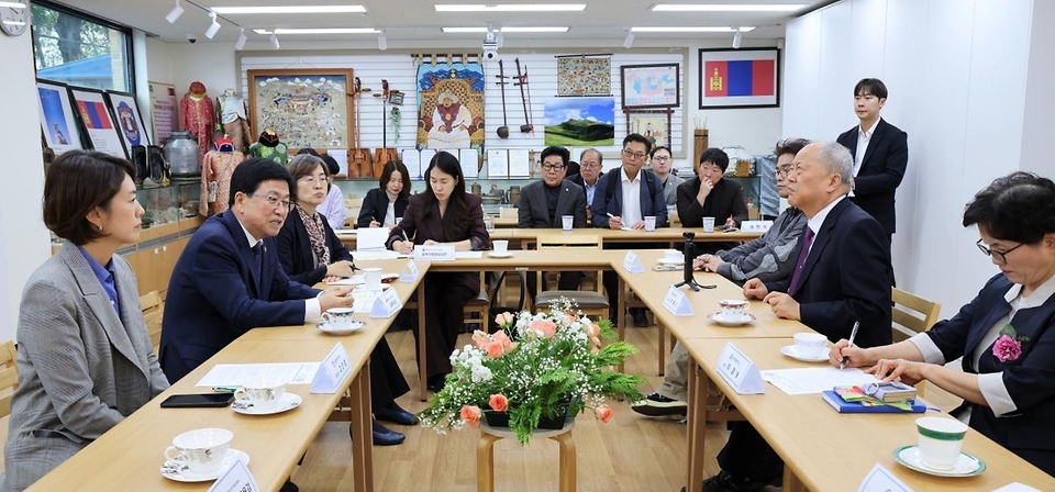 최교진 교육부 장관이 10월 13일 재한몽골학교를 방문하여 학생들을 격려하고, 학교 관계자들과 차담회를 하고 있다.