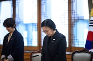 한성숙 국무총리가 10월 14일 서울 종로구 정부서울청사에서 이태원 참사 추모위원회 회의를 주재하고 있다.