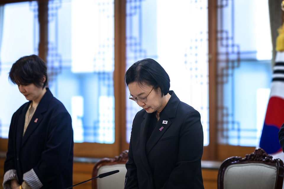 한성숙 국무총리가 10월 14일 서울 종로구 정부서울청사에서 이태원 참사 추모위원회 회의를 주재하고 있다.
