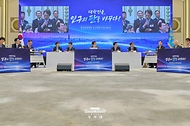 이재명 대통령이 10월 14일 청와대에서 열린 인구전략 비전선포식에서 참석자의 발언을 듣고 있다.