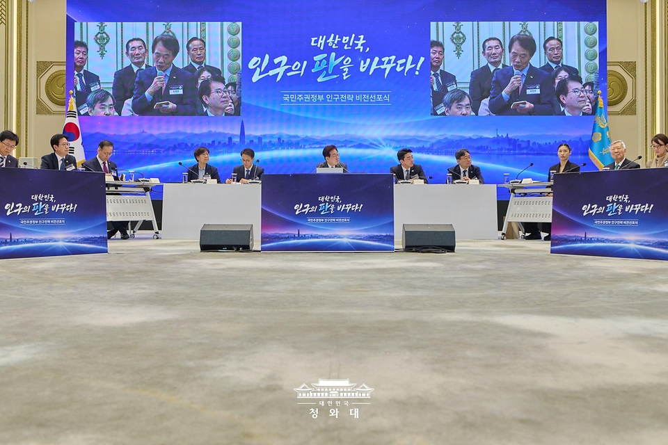 이재명 대통령이 10월 14일 청와대에서 열린 인구전략 비전선포식에서 참석자의 발언을 듣고 있다.