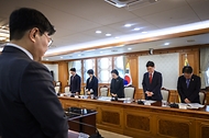 한성숙 국무총리가 10월 14일 서울 종로구 정부서울청사에서 이태원 참사 추모위원회 회의를 주재하고 있다.