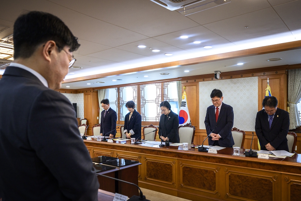 한성숙 국무총리가 10월 14일 서울 종로구 정부서울청사에서 이태원 참사 추모위원회 회의를 주재하고 있다.