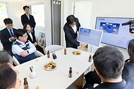 김성환 기후에너지환경부 장관이 10월 14일 충북 진천군 소재 LG 스마트코티지 모듈형 주택 전시장을 찾아 태양광과 히트펌프 등을 적용한 스마트홈의 에너지 효율 등을 점검하고 있다.