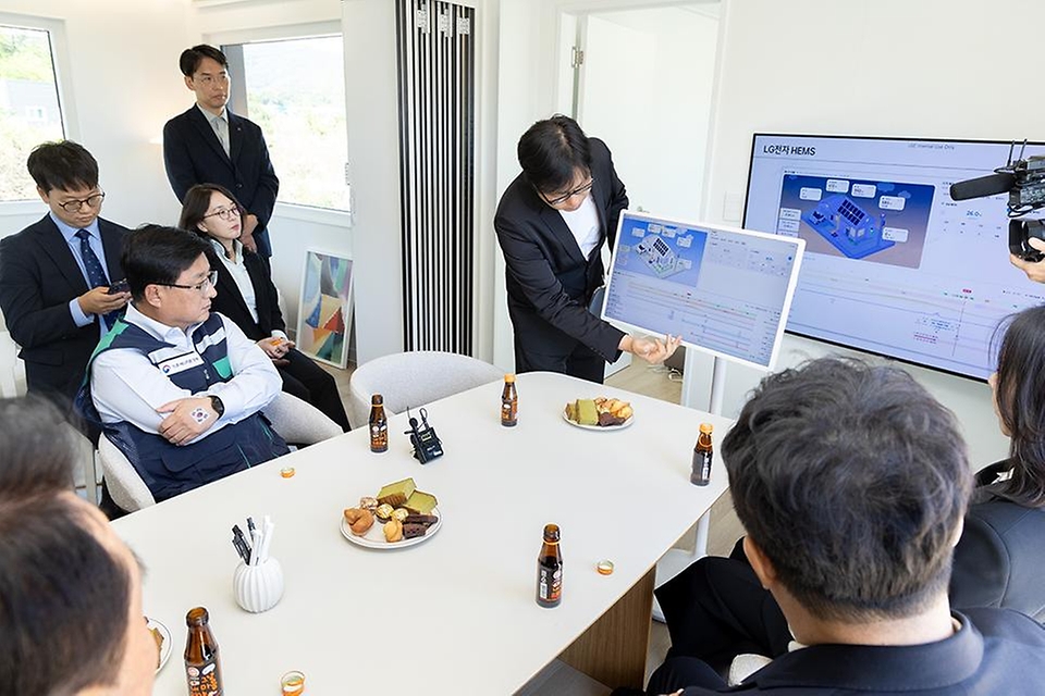 김성환 기후에너지환경부 장관이 10월 14일 충북 진천군 소재 LG 스마트코티지 모듈형 주택 전시장을 찾아 태양광과 히트펌프 등을 적용한 스마트홈의 에너지 효율 등을 점검하고 있다.