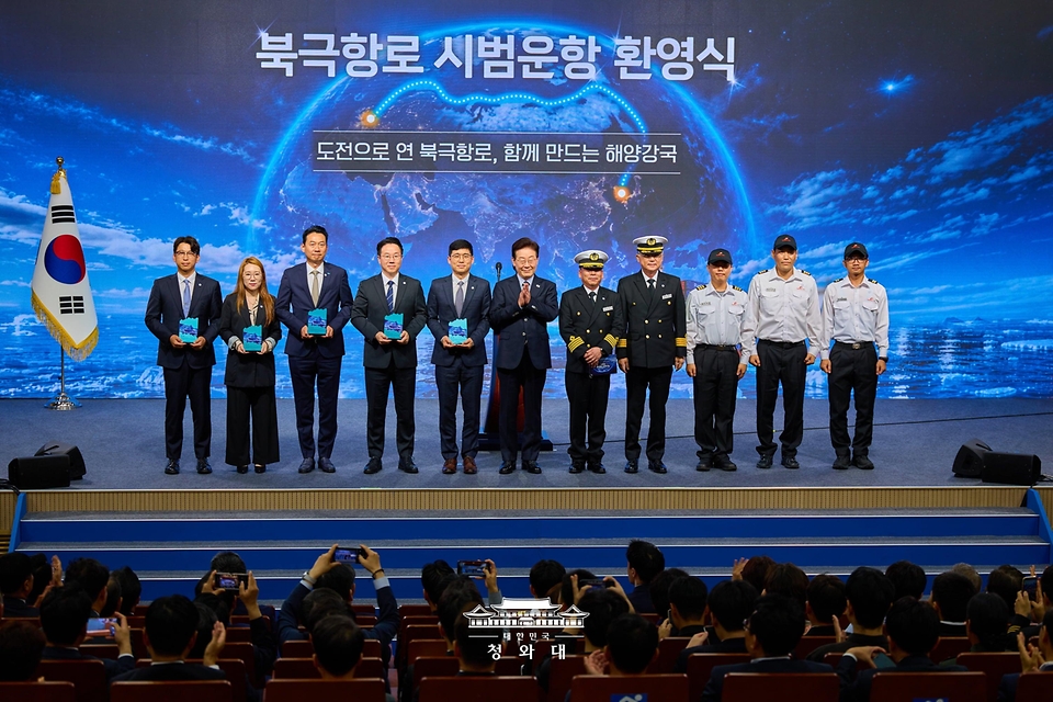 이재명 대통령이 10월 13일 부산에서 열린 북극항로 시범운항 환영식에서 팬스타 아크로호 승선원 및 감사패 수상자들과 기념촬영을 하고 있다.