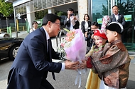 최교진 교육부 장관이 10월 13일 재한몽골학교를 방문하여 학생들을 격려하고, 학교 관계자들과 차담회를 하고 있다.