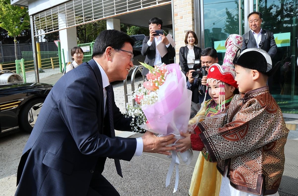 최교진 교육부 장관이 10월 13일 재한몽골학교를 방문하여 학생들을 격려하고, 학교 관계자들과 차담회를 하고 있다.