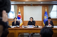 한성숙 국무총리가 10월 14일 서울 종로구 정부서울청사에서 이태원 참사 추모위원회 회의를 주재하고 있다.