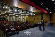 이재명 대통령이 10월 13일 부산에서 열린 북극항로 시범운항 환영식에서 격려사를 하고 있다.