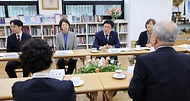 최교진 교육부 장관이 10월 13일 재한몽골학교를 방문하여 학생들을 격려하고, 학교 관계자들과 차담회를 하고 있다.