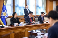 한성숙 국무총리가 10월 14일 서울 종로구 정부서울청사에서 이태원 참사 추모위원회 회의를 주재하고 있다.