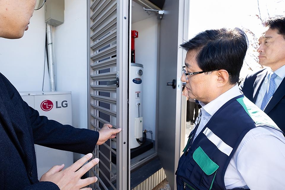 김성환 기후에너지환경부 장관이 10월 14일 충북 진천군 소재 LG 스마트코티지 모듈형 주택 전시장을 찾아 태양광과 히트펌프 등을 적용한 스마트홈의 에너지 효율 등을 점검하고 있다.