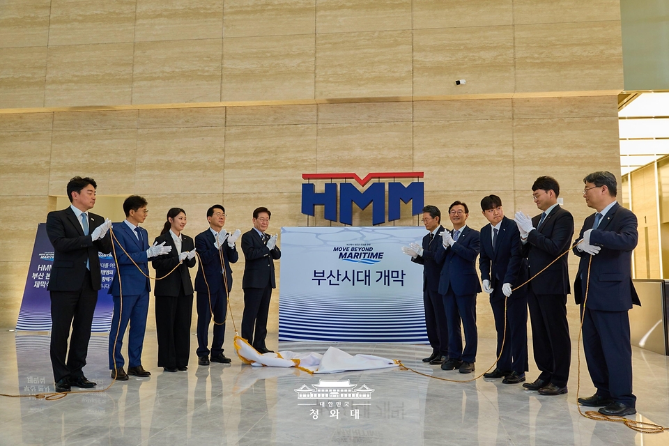 이재명 대통령이 10월 13일 HMM 부산 본사에서 최원혁 HMM 사장, 황종우 해양수산부 장관, 전재수 부산시장 등과 현판 제막식을 하고 있다.