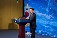 이재명 대통령이 10월 13일 부산에서 열린 북극항로 시범운항 환영식에서 격려사를 하고 있다.
