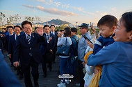 이재명 대통령이 10월 13일 흑상어 '부캉이'가 있는 부산 북항 친수공원을 방문해 시민들과 인사하고 있다.