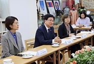 최교진 교육부 장관이 10월 13일 재한몽골학교를 방문하여 학생들을 격려하고, 학교 관계자들과 차담회를 하고 있다.