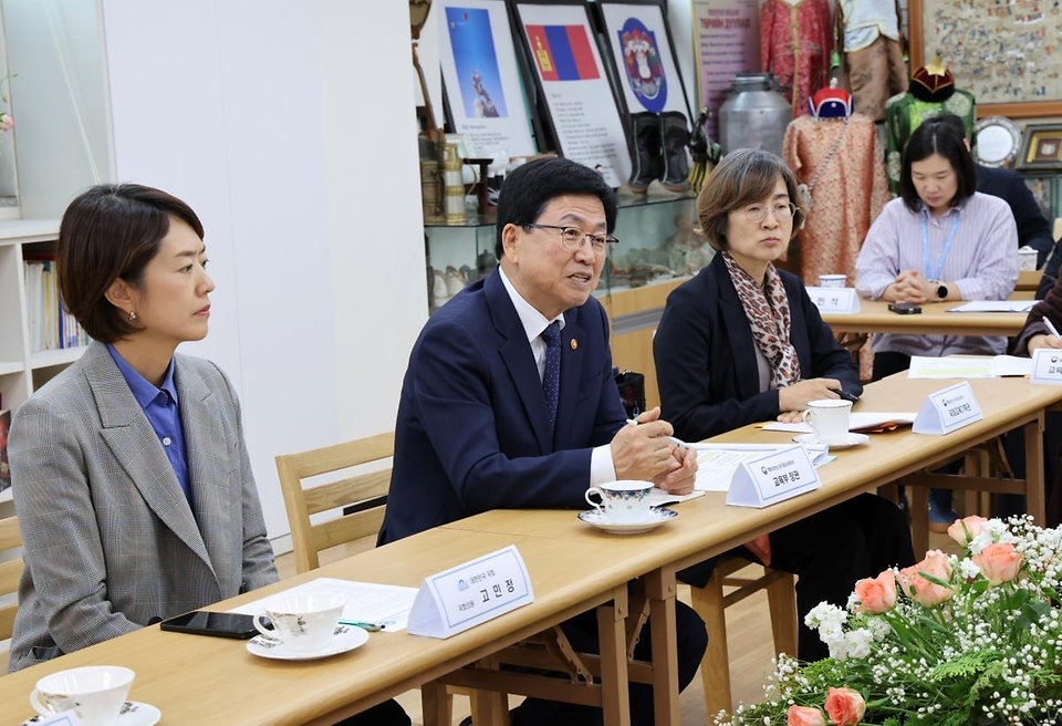 최교진 교육부 장관이 10월 13일 재한몽골학교를 방문하여 학생들을 격려하고, 학교 관계자들과 차담회를 하고 있다.