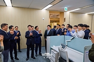 이재명 대통령이 10월 13일 부산 HMM을 찾아 직원들을 격려하고 있다.