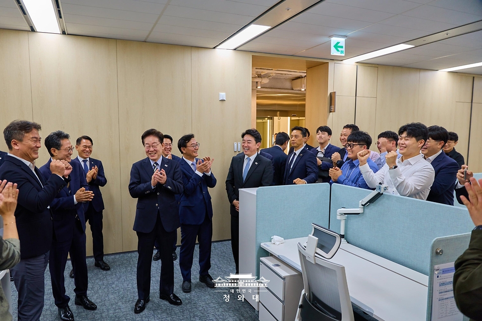 이재명 대통령이 10월 13일 부산 HMM을 찾아 직원들을 격려하고 있다.