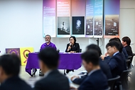 한성숙 국무총리가 10월 14일 서울 종로구 적선현대빌딩에 위치한 이태원참사 기억·소통공간 '별들의집'을 방문 후 유가족과 간담회를 하고 있다.