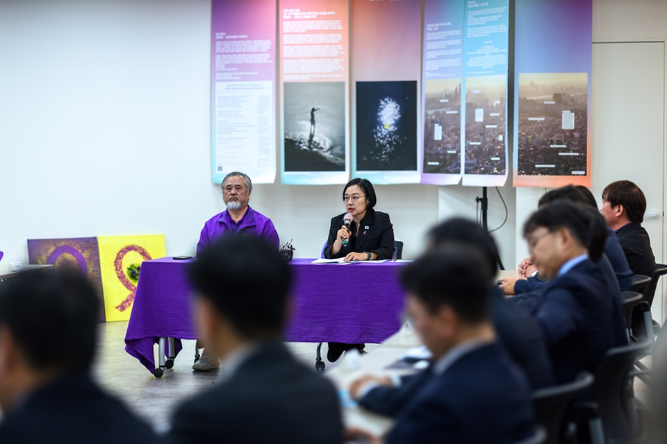 한성숙 국무총리가 10월 14일 서울 종로구 적선현대빌딩에 위치한 이태원참사 기억·소통공간 '별들의집'을 방문 후 유가족과 간담회를 하고 있다.