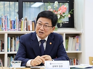 최교진 교육부 장관이 10월 13일 재한몽골학교를 방문하여 학생들을 격려하고, 학교 관계자들과 차담회를 하고 있다.