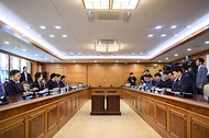 한성숙 국무총리가 10월 14일 서울 종로구 정부서울청사에서 이태원 참사 추모위원회 회의를 주재하고 있다.