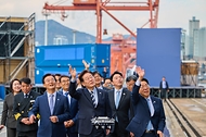 이재명 대통령이 10월 13일 부산 북항에서 강훈식 대통령비서실장, 황종우 해양수산부 장관, 전재수 부산 시장 등과 북극항로 시범운항을 마치고 돌아온 팬스타 아크로호를 시찰하고 있다.