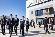 김성환 기후에너지환경부 장관이 10월 14일 경기도 화성시 소재 모듈형 주택 공장인 공간제작소를 찾아 삼성전자와 협업한 AI 모듈러 홈 생산 과정을 점검하고 있다.