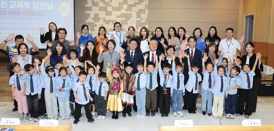 최교진 교육부 장관이 10월 13일 재한몽골학교를 방문하여 학생들을 격려하고, 학교 관계자들과 차담회를 하고 있다.