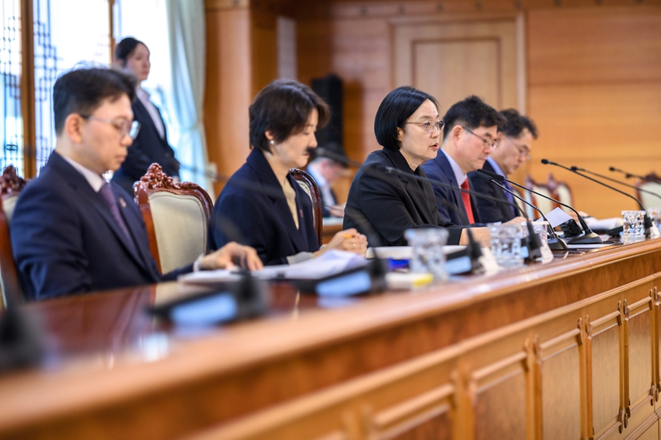 한성숙 국무총리가 10월 14일 서울 종로구 정부서울청사에서 이태원 참사 추모위원회 회의를 주재하고 있다.
