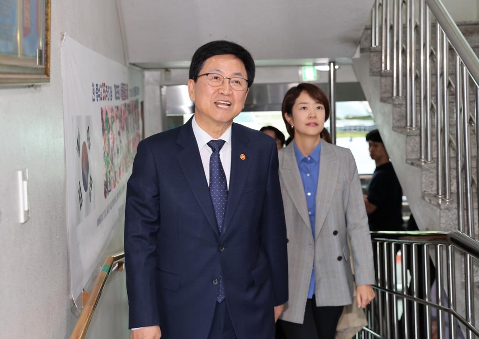 최교진 교육부 장관이 10월 13일 재한몽골학교를 방문하여 학생들을 격려하고, 학교 관계자들과 차담회를 하고 있다.