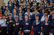 이재명 대통령이 10월 13일 부산에서 열린 북극항로 시범운항 환영식에서 국기에 경례하고 있다.