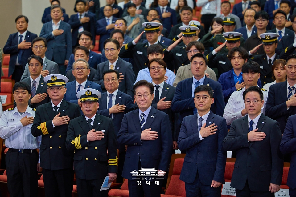 이재명 대통령이 10월 13일 부산에서 열린 북극항로 시범운항 환영식에서 국기에 경례하고 있다.