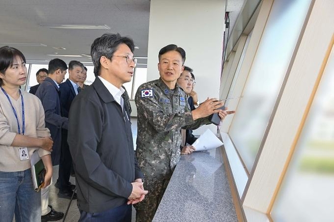 홍지선 국토교통부 장관이 10월 15일 전남광주통합특별시 서구 군공항 탄약고 이전 예정지를 찾아 호남권 반도체 클러스터 부지를 점검하고 있다.